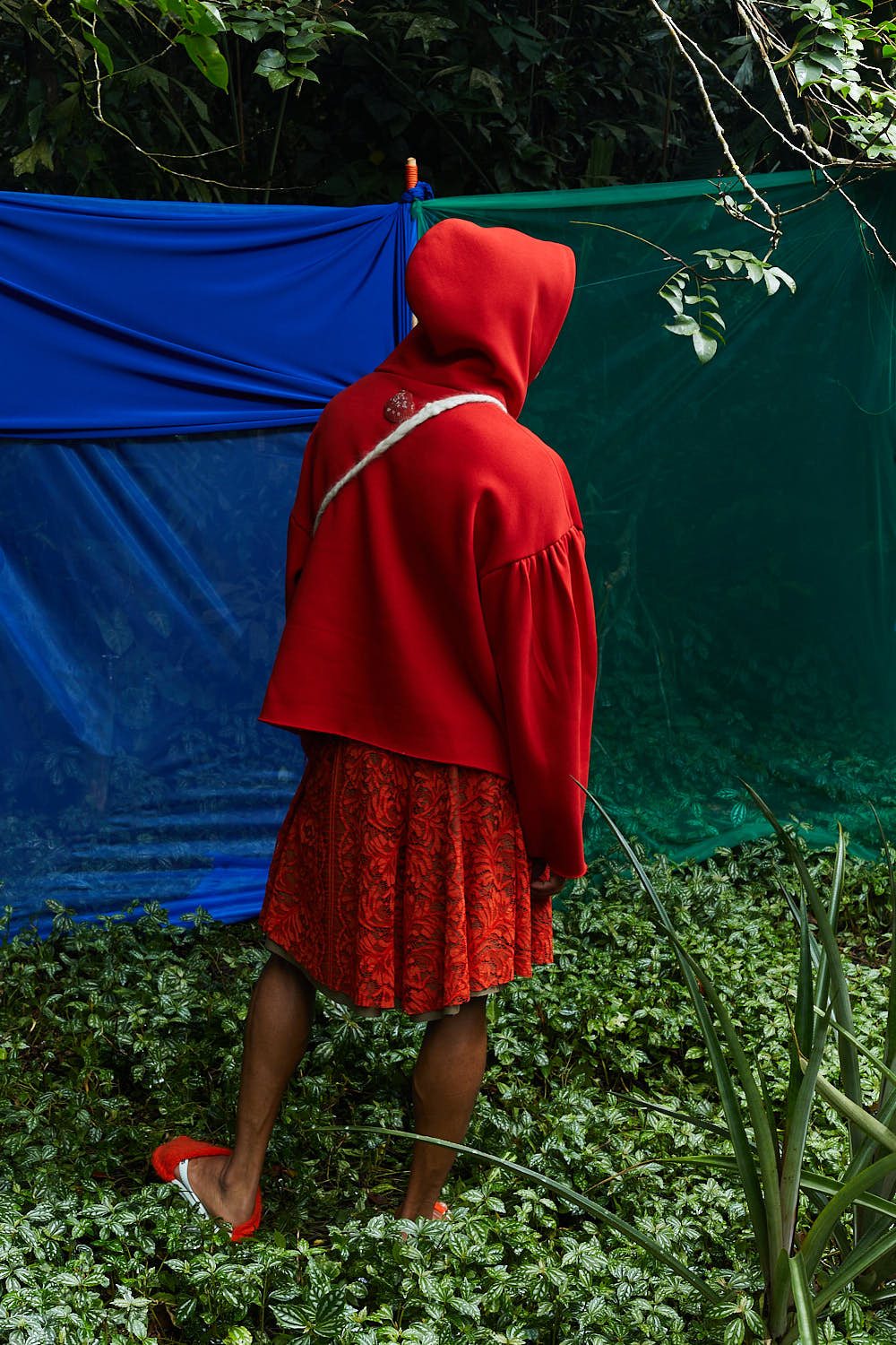 Magia — jungle — red cape from behind