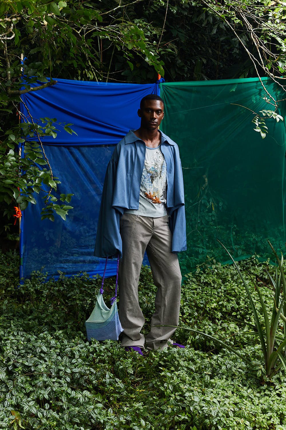 Magia — jungle — blue shirt, silver trousers