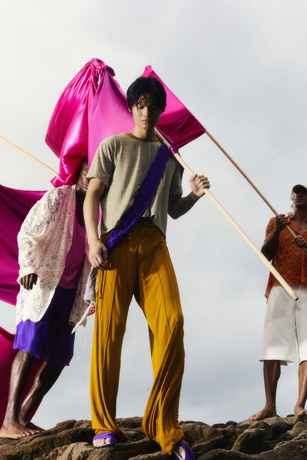 Magia — rocks — flag bearers