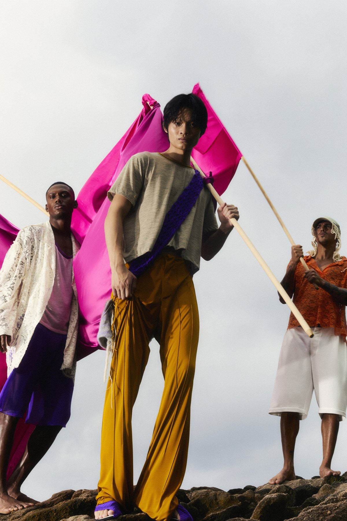 Magia — rocks — flag bearers